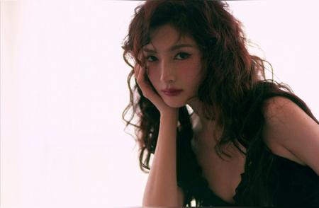 江疏影 卷发吊带裸足女人味十足 是优雅与性感并存的黑天鹅呀 这女人的魅...