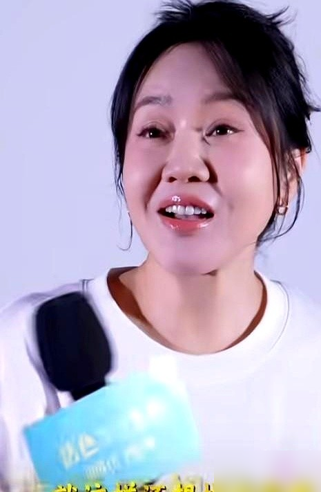 闫妮私底下被童瑶拉着相亲，男方问一句，她愣三秒，人家以为这姐们儿喝大了。可场记板一打，《武林外传》那段额错咧，额一开始就错咧张嘴就来，陕西腔碎碎念跟连珠炮似的，一个字不卡壳。蒋欣拍《小巷人家》直接看傻，说她平时迷糊得可爱，开机那一下，台词、情绪、肢体全跟换了个人一样。倪妮更直白：看着没使劲，其实全设