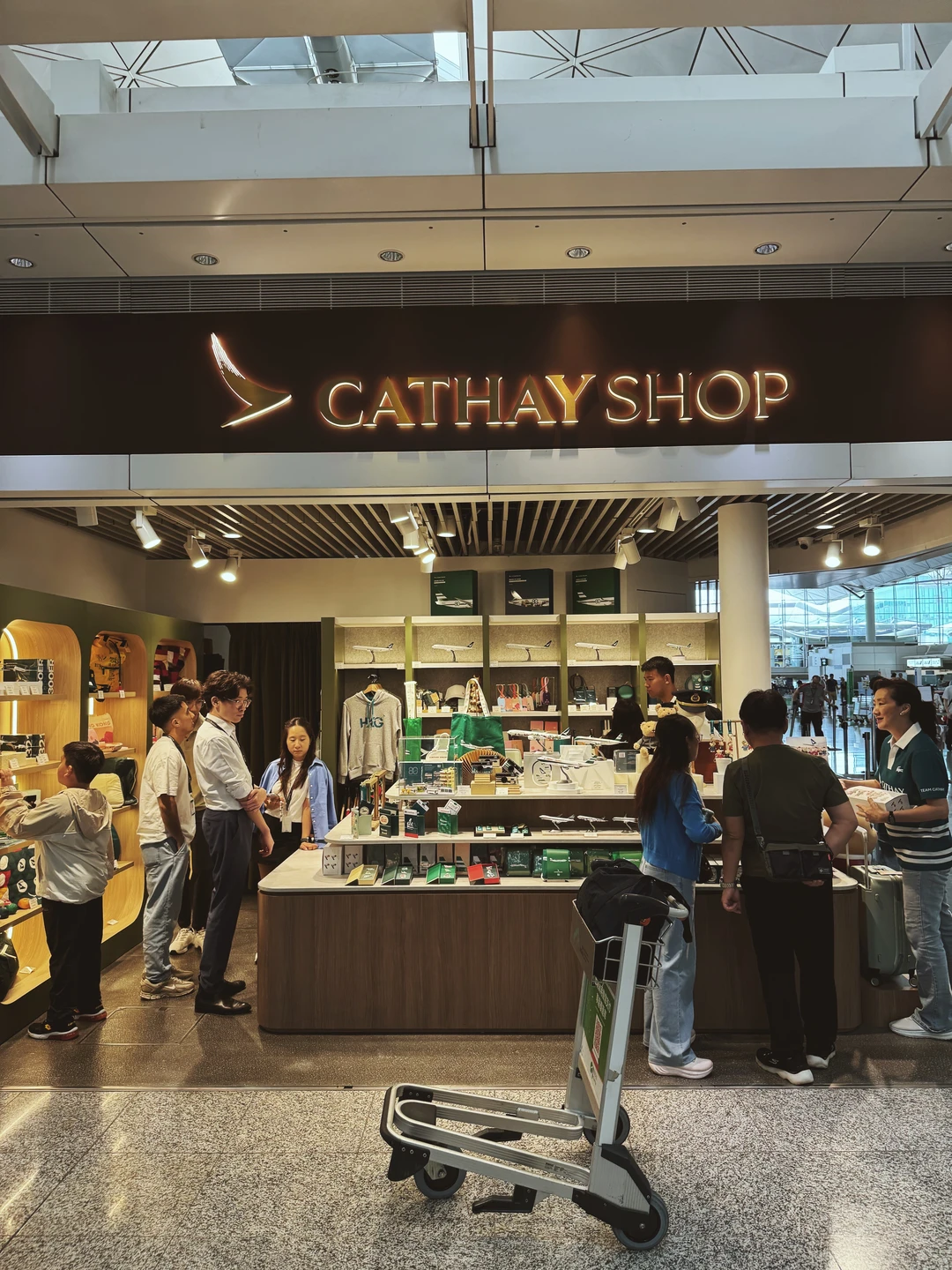 国泰80周年，在香港机场开了一家80周年小店