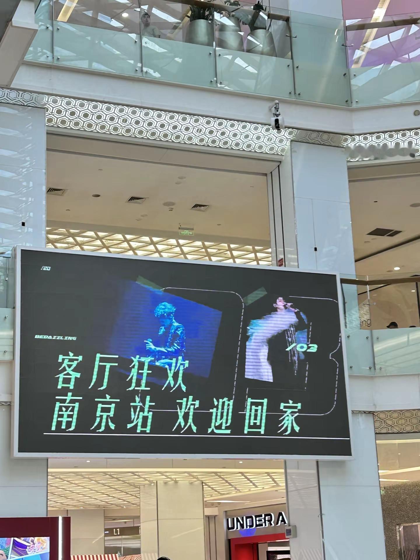 原来已经过去两年了啊 源 祝演出顺利呀～大家在宇宙超级无敌大大狂欢里玩得开心！王源