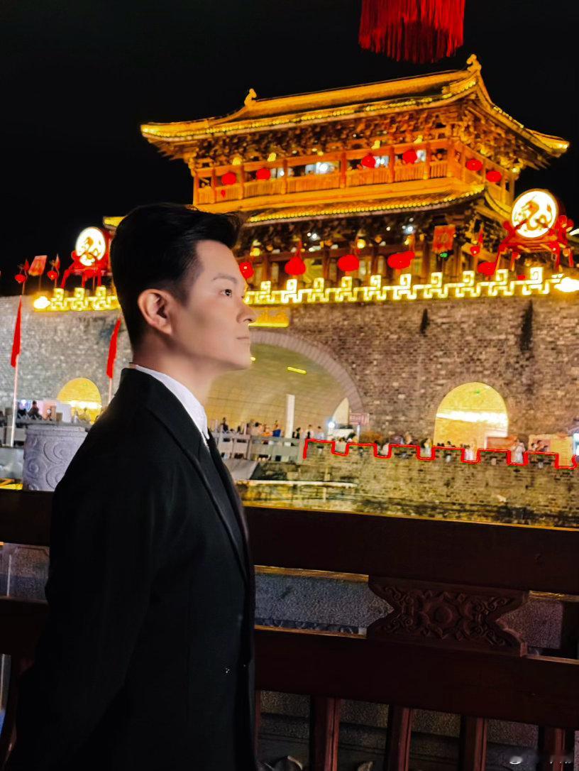 照镜子，正衣冠！
堂堂正正的《中国人》开场！🇨🇳
Day 1  福建·长汀古城  开Show ！
#国庆节##华劭##刘德华模仿秀#  ​