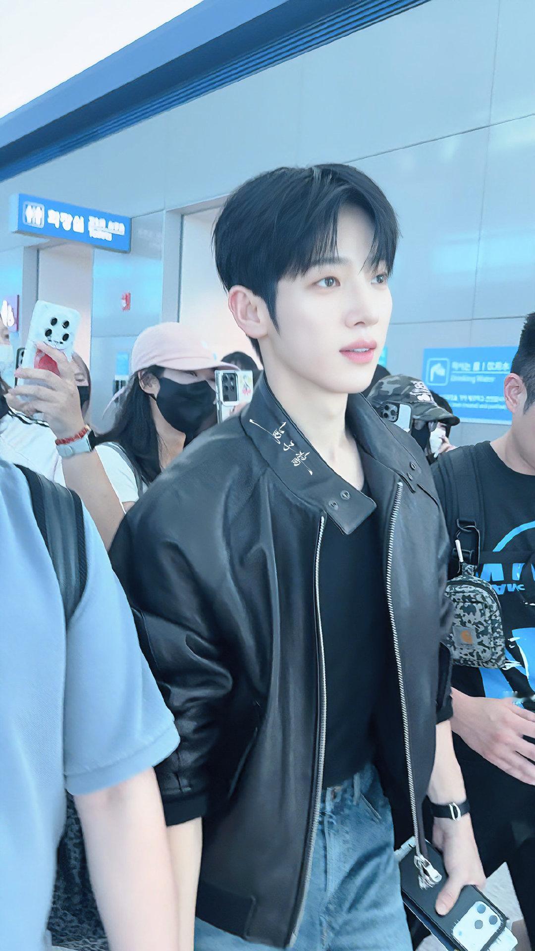 #向全世界安利朴时宇# 💜#朴时宇# 

妈妈我看见天使了😇

9.4仁川机场出发 ​