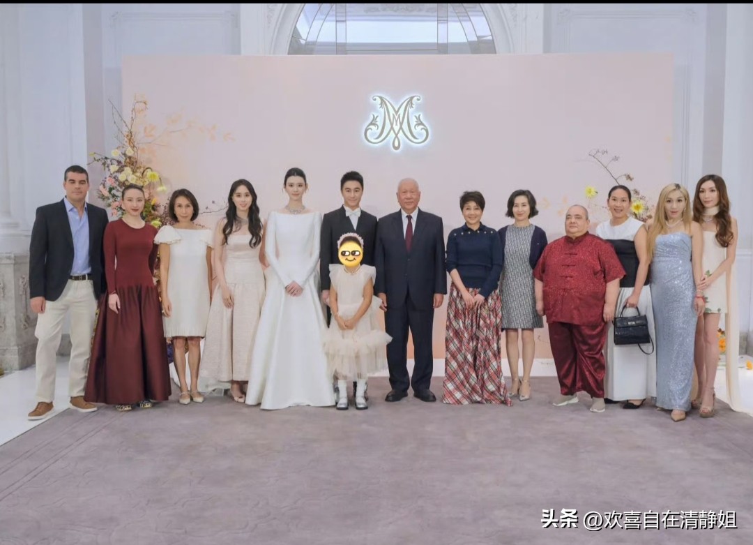 赌王何鸿燊在世时，
妻妾之间争风吃醋明争暗斗，
一众儿女也让他操心不已……

何鸿燊九十八岁时去世，
二房长女何超琼成为何家掌门人，
她为人谦和治家有方，
整个家族相处融洽团结一心！

四房小儿子何猷君在澳门举行婚礼答谢会，
大房二房三房都派人出席了，
兄弟姐妹欢聚一堂其乐融融，
何鸿燊在天之灵看到