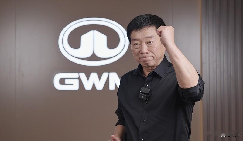 说下长城能稳坐SUV销冠这么多年的底气吧。
它根本不是什么含着金汤匙出生的大厂，1990年魏建军接手的时候，保定那个小厂负债快200万，濒临倒闭。别人都挤破头抢轿车赛道，它偏盯着空白的皮卡市场扎进去，1996年推出的迪尔皮卡靠皮实耐用定价亲民，到1998年直接干到全国销量第一，这个第一的位置一直守到