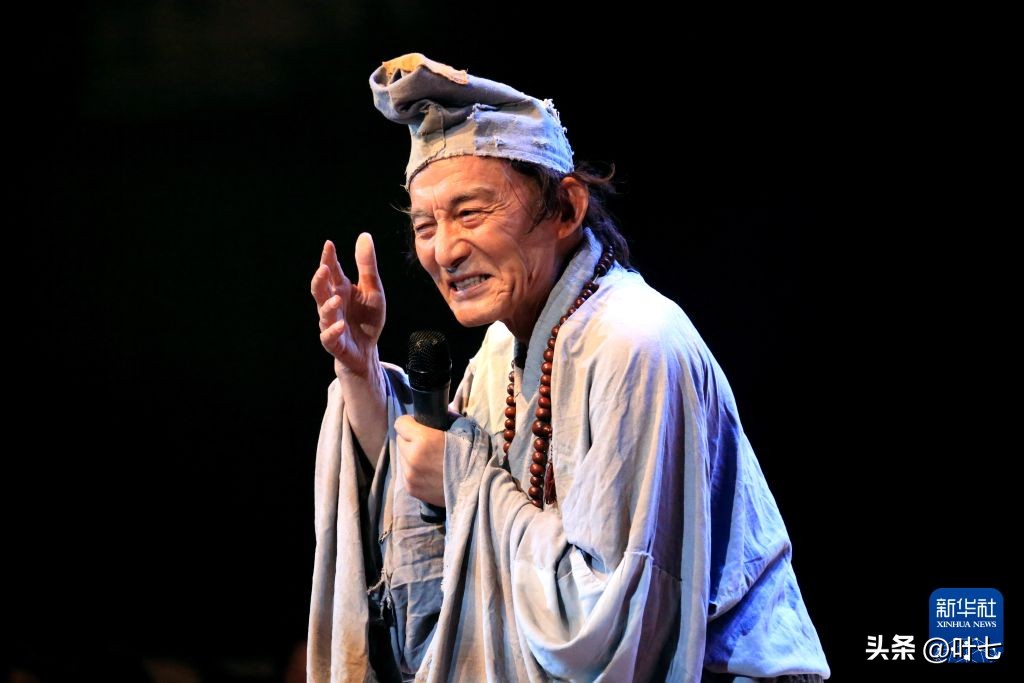 表演艺术家游本昌离世，享年93岁
 
9月24日凌晨，著名表演艺术家、国家话剧院一级演员游本昌先生在北京离世，享年93岁，很多人的童年回忆就此画上句号。
 
提到游本昌，大家最先想到的就是济公。一身旧袈裟，一把破蒲扇，他把济公洒脱正直、惩恶扬善的形象演绎得十分到位，成为深入人心的经典荧幕角色。