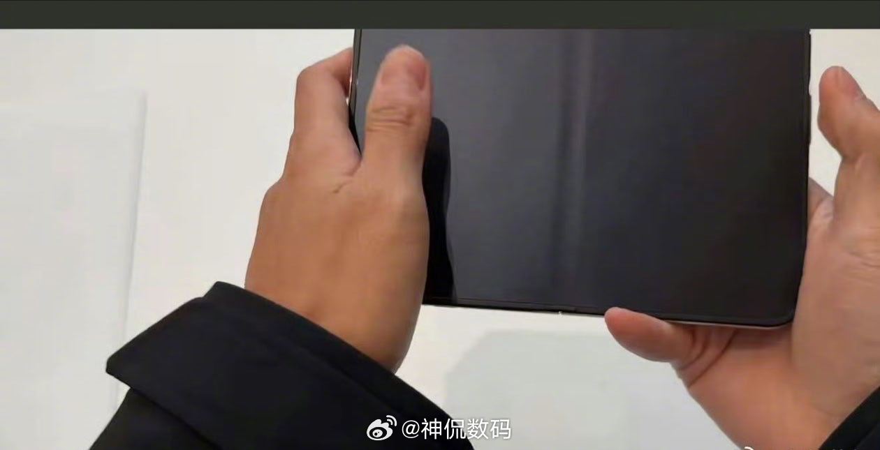 这有什么奇怪的？折叠屏就是会有折痕。

哪怕是iPhone Duo，但凡折叠那必须会产生折痕 ​