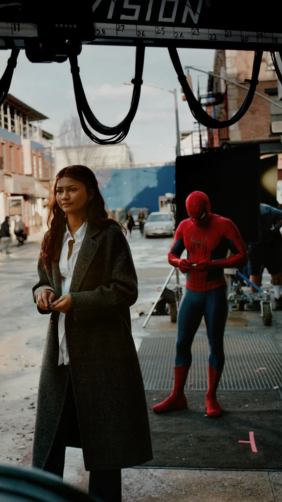WOW~~#蜘蛛侠崭新之日再曝光一张荷兰弟#TomHolland和#Zendaya小两口幕后新写真！！！