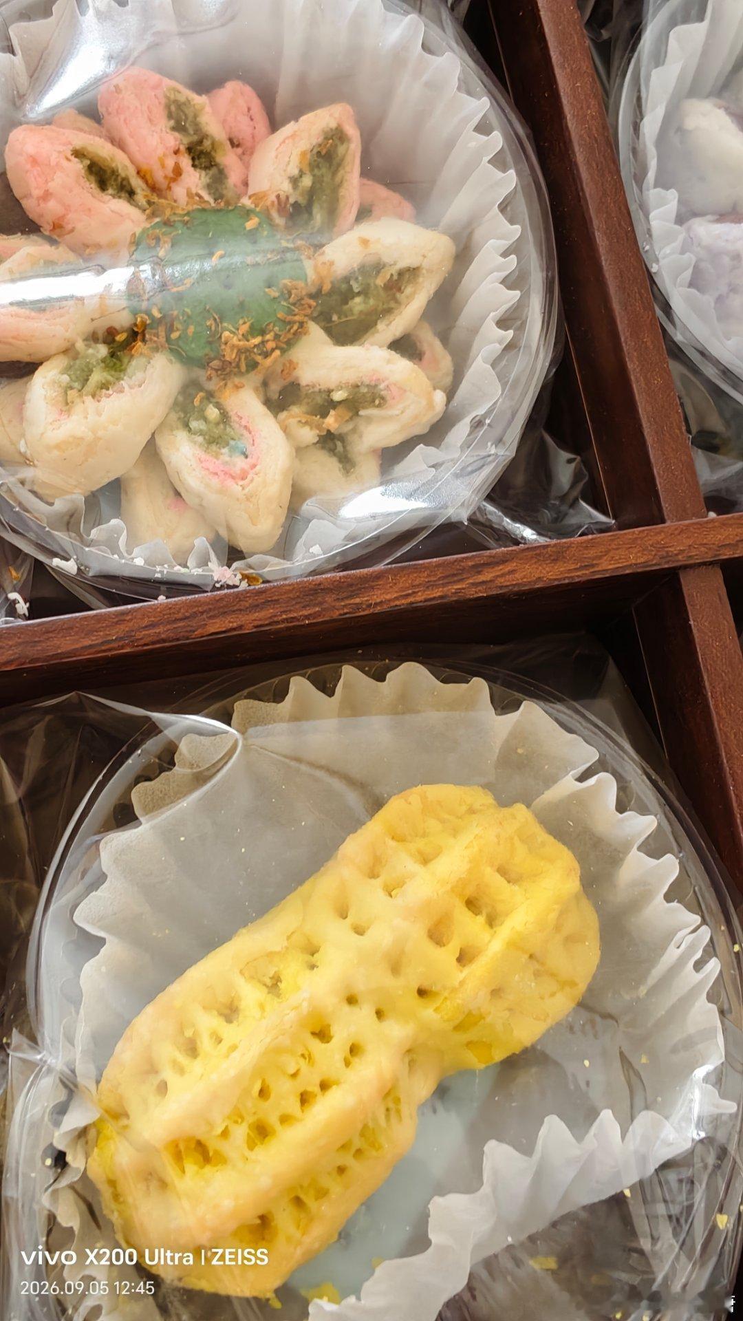 九月的老社区里，阿婆们围在单元楼门口的竹匾边翻晒新收的金梅片，指尖捏起半透明糖片的瞬间，我举着vivo悄悄按下快门，她们指节上的细纹和竹匾的编织肌理都自然呈现，没有半分过度修饰的痕迹。#vivo[超话]# ​