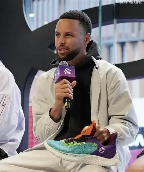 库里这趟中国行，直接把其他NBA来华球星的脸打肿了。

6天连跑4城，全程门票低的跟免费没啥两样，全靠抽签邀请，

东莞日报此前报道，库里2026年中国行安排为9月9日至14日，路线是北京、东莞、深圳、香港，六天四城这个大框架没问题。

在我看来，一个NBA级别的超级球星来中国，最有价值的画面未必是站 ​