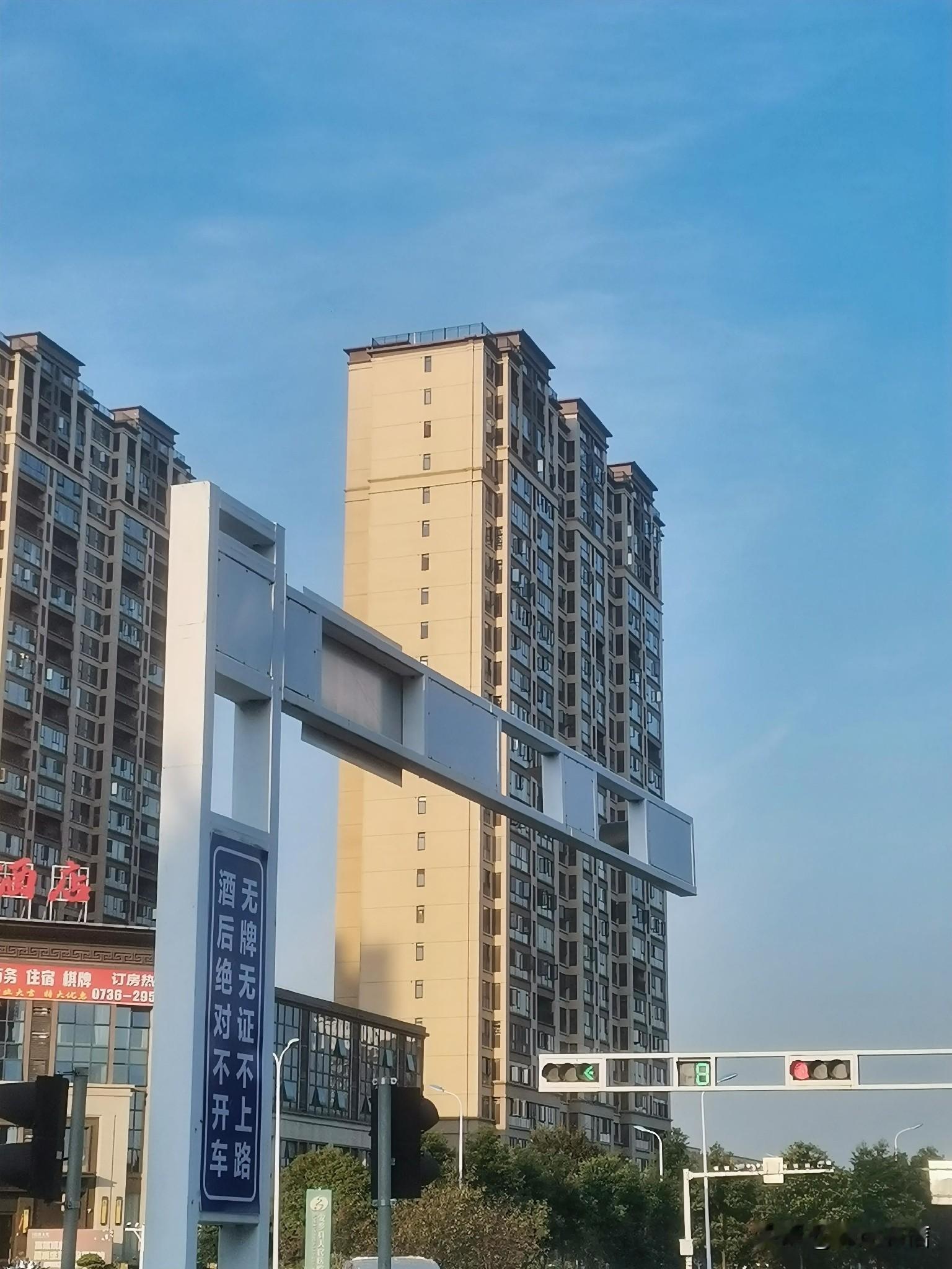 你说“不知道”不算数
        ——洗钱罪“明知”怎么认定？综合审查判断，有证据证明确实不知道的除外
      “我真不知道这是犯罪的钱！”
        这是洗钱案被告人最常见的辩解。但法律不会只听你嘴上怎么说——你到底知不知道，要看客观情况。
        ■“知道或者应当知道”，看