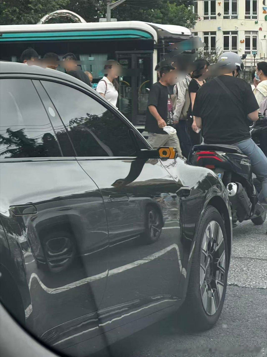 这是电子外后视镜保护壳？

#奥迪 e5 sportback# ​