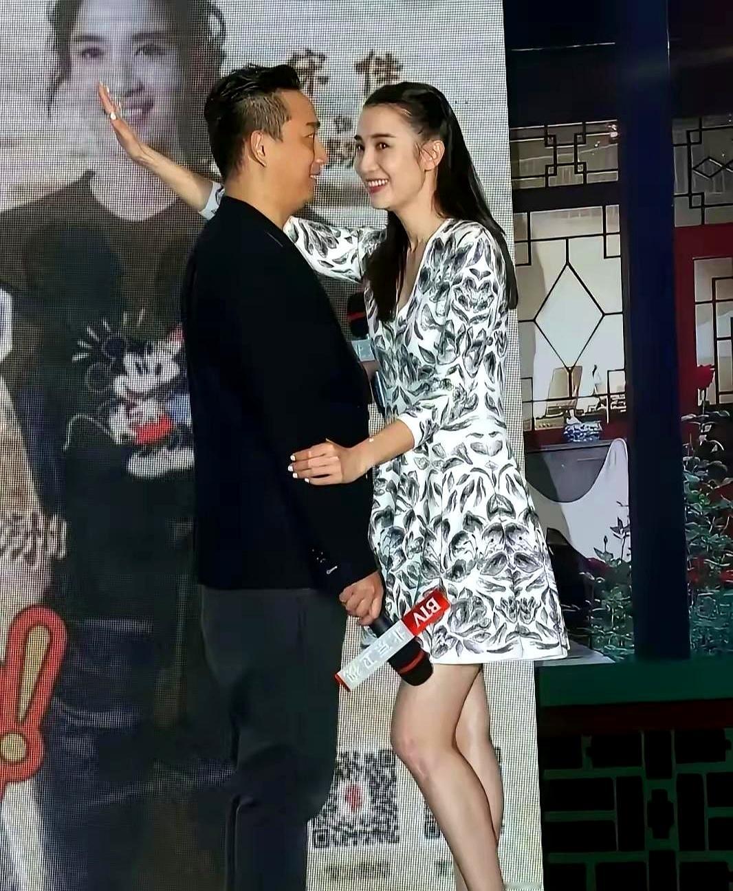 最近宋佳早年的片场花絮又被挖出来了。视频里她把刚出道的陈学冬堵在墙边...