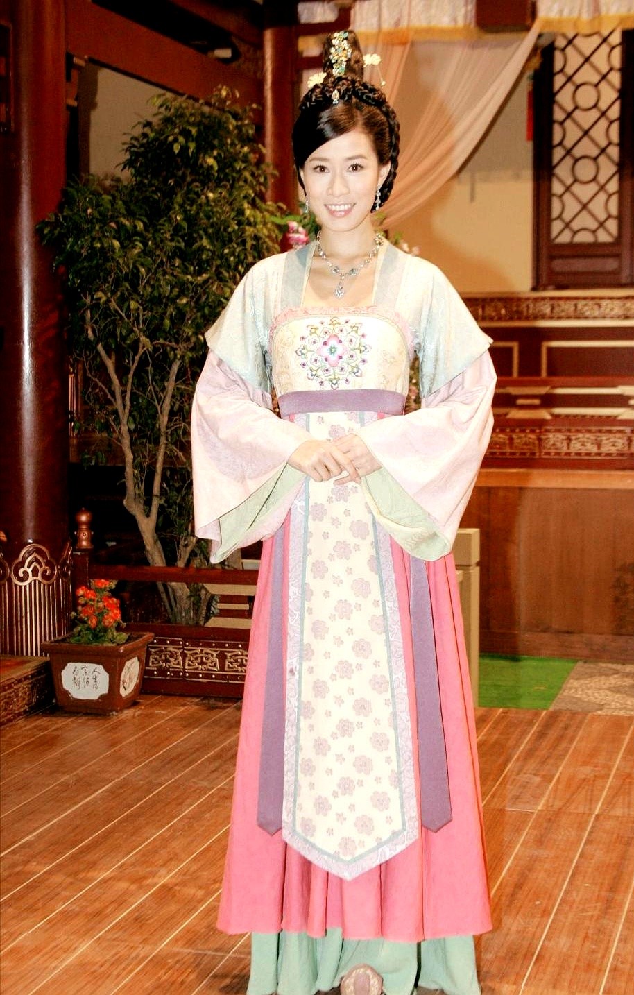 当年《宫心计》一出，那句“做好事、说好话、存好心”被全网群嘲是圣母白莲花。为了演好这个“假人”，佘诗曼拍完十几个小时戏，还能把台词一字不落默写下来。

她最初根本不敢接。角色太完美，带一点杂质都会被看穿。偏偏监制下死命令要求所有演员台词一字不差，她只能收工后死磕剧本，硬生生做到全篇默写。

被骂得最