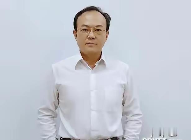 彰化师大副教授李其泽八月底在大陆公众号连发三篇长文，一共三万多字，把一国两制台湾方案拆成五十多条细则摆上了台面。他不是喊口号，是拿着放大镜一条一条跟你抠：选举怎么搞，司法终审归谁，税怎么收，兵怎么驻，全写清楚了。连第一版被大陆网友骂“权力来源搞反了”之后，他第二篇立刻修正，承认自治权来自宪法和人大授