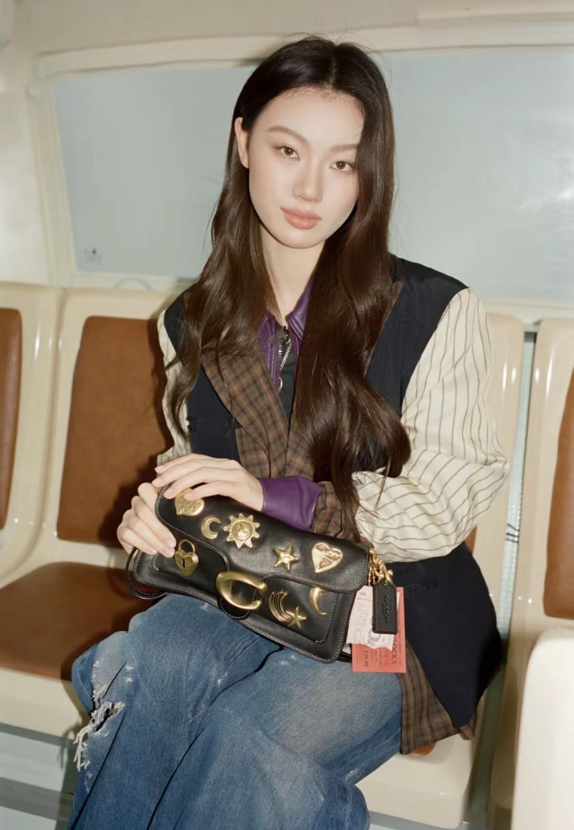 这张超模味都溢出屏幕了。单依纯 coach