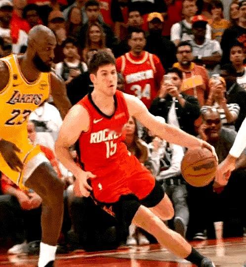 一个41岁的老头，就这样断送了火箭队的胜利！    常规时间最后25秒...