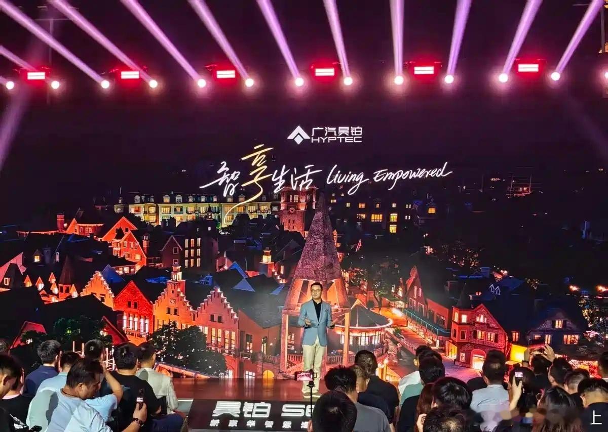 看重整车顶配体验，优先选择增程四驱版本，纯电版本在驾乘表现上和它有着明...