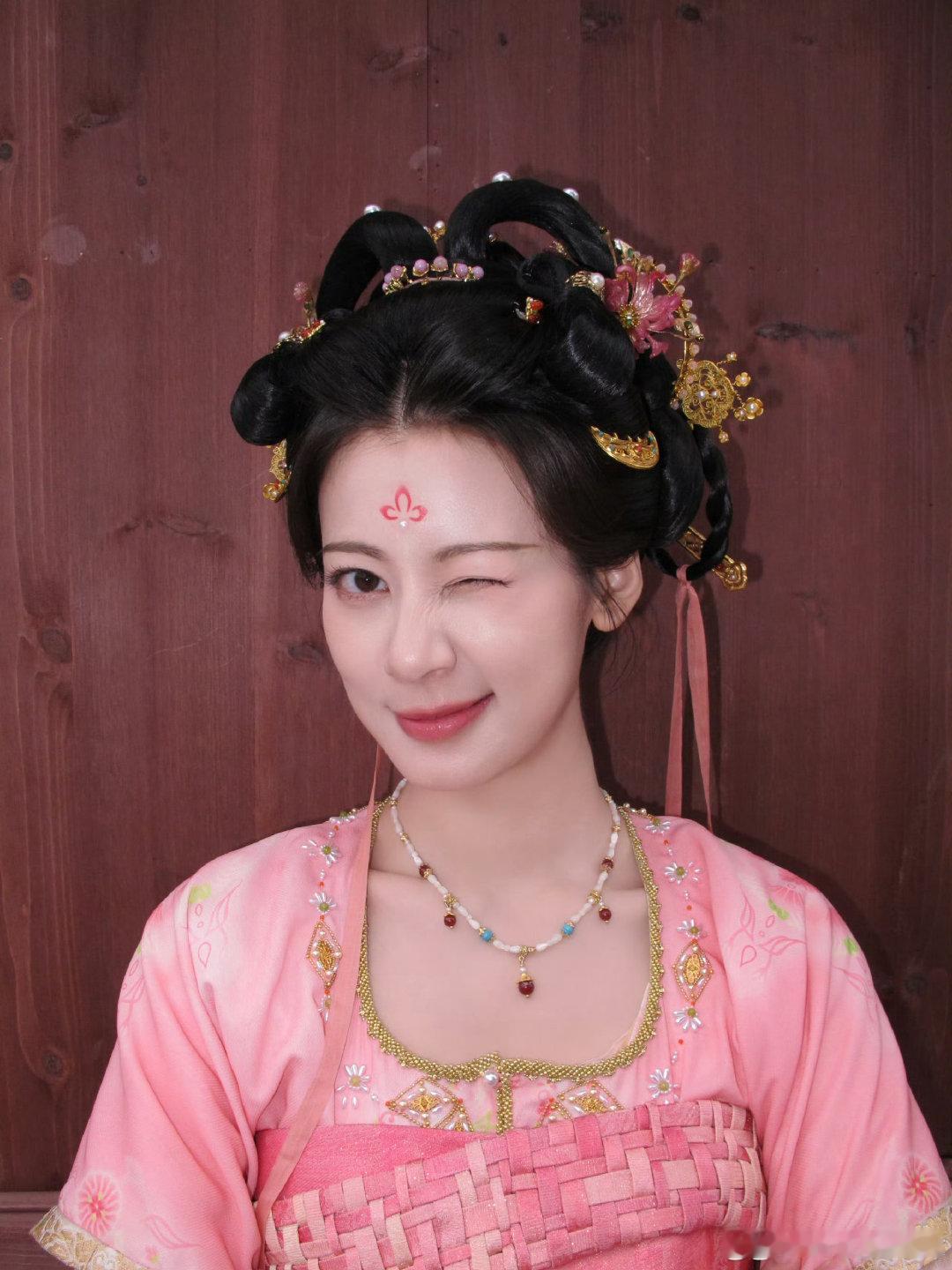 #赵昭仪[超话]##赵昭仪御廷谣# 🌷#赵昭仪严馥之#

我会告别黄昏，挣脱躲藏的黑暗，坠入你的光芒

​