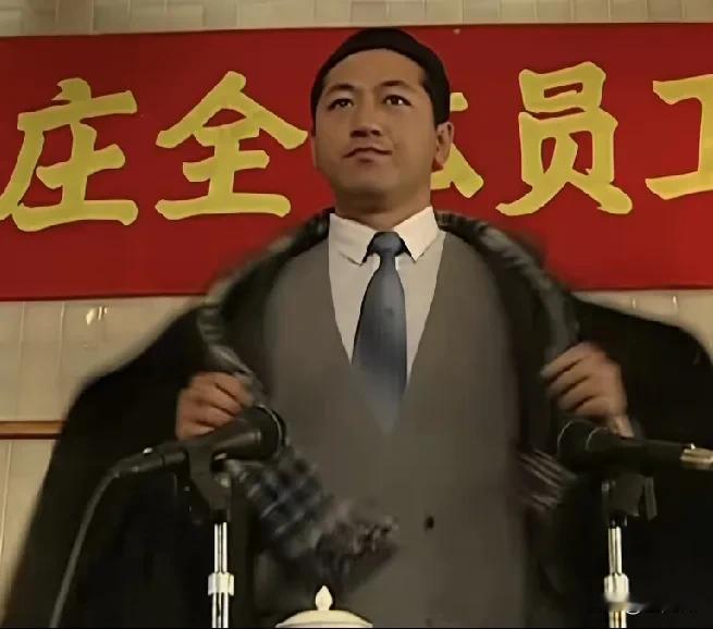 《刘老根》里，高家班（高秀敏）的成员，现在都怎么样了？
郭铁城:饰演二奎，跟高秀敏拍过《圣水湖畔》，刘老根第三部开拍，赵本山联系过他，但是郭铁城缺席开机仪式，二奎直接换人，郭铁城近几年拍过一些网剧。
路小波:饰演三老猫，后期办过学校，黄了，现在主要出席升学宴，婚礼等现场致词，出场费5000左右。
王