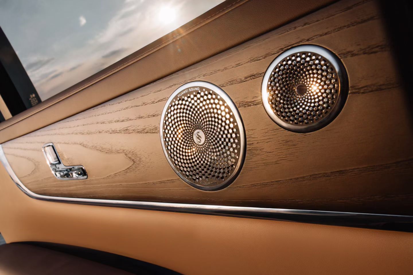搓衣板路不搓人，余承东实测问界M9 Ultimate滤震功力藏不住
余承东实测问界M9 Ultimate，搓衣板路段的表现让我重新认识了一个词：滤震。很多车过这种连续颠簸路面时，悬架反应跟不上节奏，车身开始共振，坐在车里五脏六腑跟着一起颤。但这台车碾上去的时候，车身几乎没有高频抖动，悬架把每个连续冲