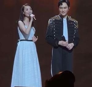 张智霖佛山演唱会惊喜拉满，请来许秋怡当助唱嘉宾，上演一波世纪同框✨
 
两人时隔33年再度同台，一起合唱经典粤语歌《片片枫叶情》。熟悉的旋律一响，瞬间勾起很多人的青春回忆。舞台上两人配合依旧默契，歌声氛围感十足。
 
作为曾经的搭档，时隔多年再合作，大方自然，没有尴