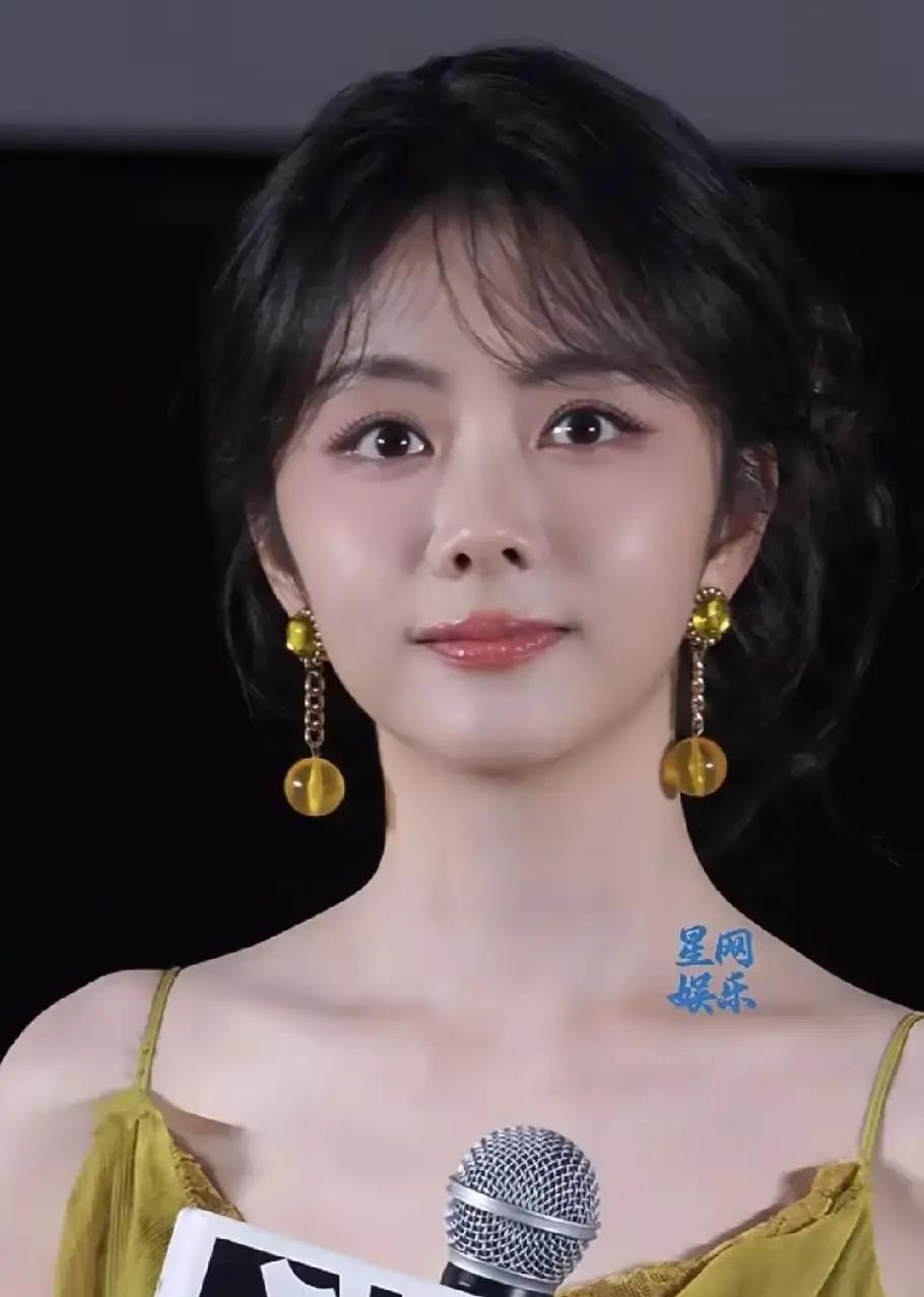 三十六岁的谭松韵在《兰香如故》里从十六岁演到八十岁，靠的不是一张娃娃脸，而是她把每个年龄段都活成了另一种呼吸节奏。这部剧九月十一号在央视八套和腾讯视频开播，她演的许兰香跨度整整六十年，光是老年妆就要在脸上趴六个小时。真正让我服气的是那些看不见的功夫：她提前给每个年龄段标注了呼吸速度和走路姿态，开机就