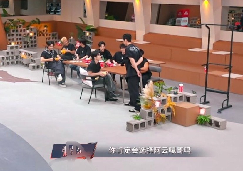 #披荆斩棘# 你们后期是不是想死了 人都认不清来上什么班 这里说话的不是邵子恒吗你写的是谁啊 图里有这个人吗 暗戳戳的搞什么骚操作呢 真不是故意的吗我请问 就这么捧你家艺人是吧​