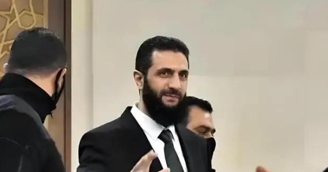 美国十年砸钱养的十万大军，被一张总统令“收编”了！叙利亚这盘棋，白宫输得底裤都不剩。
 
8月25日，大马士革人民宫，一个让华盛顿彻夜难眠的画面传遍全球。
 
曾经的叙利亚民主力量（SDF）领导人阿卜迪，这个指挥过十万大军、控制叙利亚近四分之一领土的库尔德强人，站在镜头前，亲口宣布：SDF正式解散，