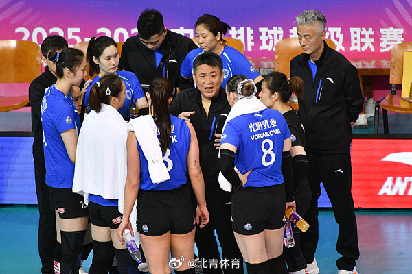 中国女排超级联赛决赛第三回合，上海光明优倍队主场25-23、25-19...