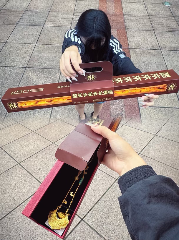 这不胡闹嘛…把项链放里面我还咋吃蛋挞啊