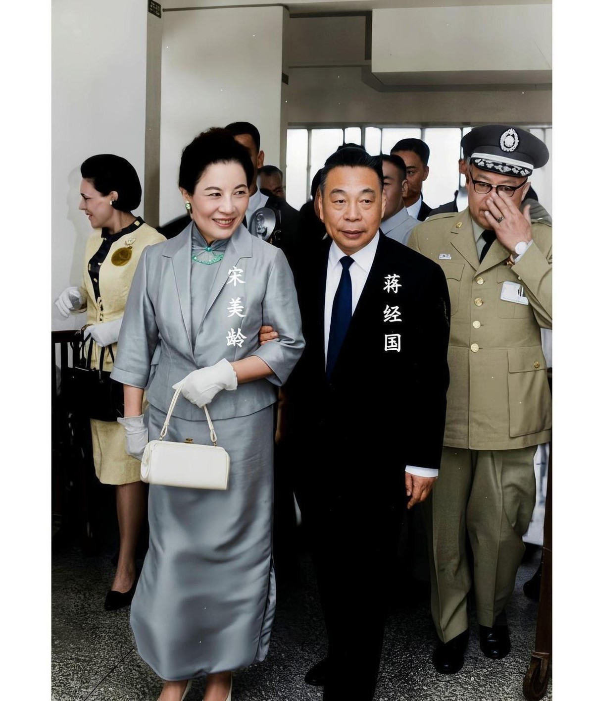 蒋经国和宋美龄这对继母子，远不是一句“母慈子孝”能概括的。1937年见面行跪拜礼确有记载，但翻开早期函电，三十八件里只有一件称“母亲大人”，其余全叫“蒋夫人”。表面恭敬是真的，骨子里的隔阂也是真的。后来上海“打老虎”，宋美龄出手护孔家，蒋经国铩羽而归，这哪是亲妈能干出来的事。可人这东西就是怪，斗了几