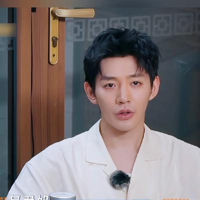 吴君如盯着邓为看，那眼神，压根没打算藏。
61岁影后上《花少8》，全员纯陌生人，9月4日开播，一路杀去墨西哥、秘鲁、阿根廷。没剧本，不硬撕，连大姐都懒得演客气。
邓为呢，没接梗，也没躲，情绪稳得离谱，干活、随和、靠谱，被盯着也像没事人。
结果首映篇上线15小时17分，播放量破千万，刷新VIP首