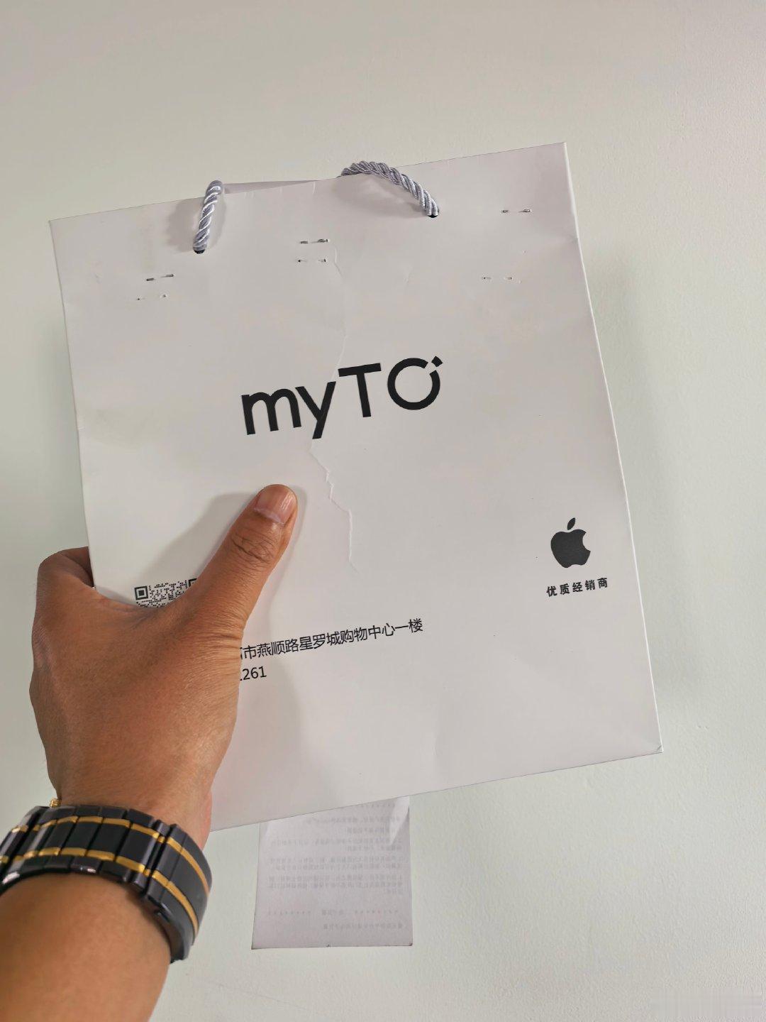 #iPhone18Pro黄牛一天一个价#今年想靠涨价赚钱的还是等Duo吧。
18 Pro早上下单中午就到了，约等于现货，而且红色也有[笑而不语] ​