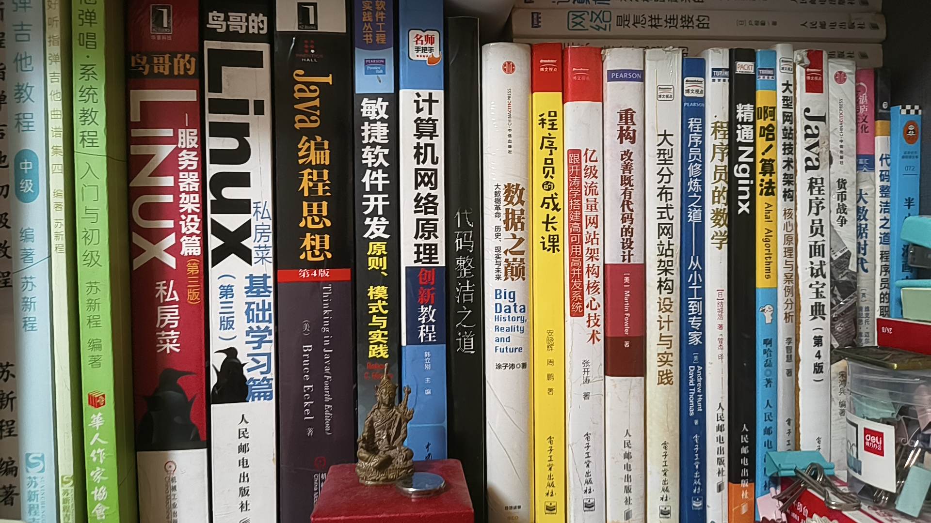 刚试着用了GPT-6几个小时，我看着堆在边上记录了自己多年时光的书，沉默了好半天。
忽然就真切感觉到，时代裹挟着的变革，就这样落到眼前了。GPT6