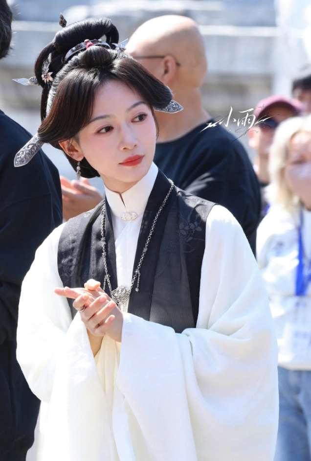 吴谨言邓凯《刀笔娘子》开机！
《刀笔娘子》这个饼也网传了好几年，腾讯出品，浩瀚娱乐联合出品，浩瀚娱乐和李一桐的众星时代深度捆绑，所以之前传过众星时代李一桐和浩瀚娱乐子公司签约艺人邓凯主演，现在开机官宣的是吴谨言，邓凯和郑合惠子，《逐玉》之后，浩瀚娱乐终于自己给邓凯投了一部男主剧。