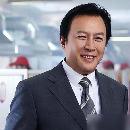 74岁唐国强往红毯上一站，旁边站着王仁君，两代“伟人脸”同框了。
一个演了半辈子，一个刚接上力。镜头扫过去，唐国强签名还是行云流水，手不抖，背不驼。
有意思的是，前阵子他刚在访谈里翻出那桩旧账——当年综艺上随口问“谁叫王俊凯”，被骂了好几年。他说当时没戴眼镜，事后当面道过歉。
老戏骨不认识顶流