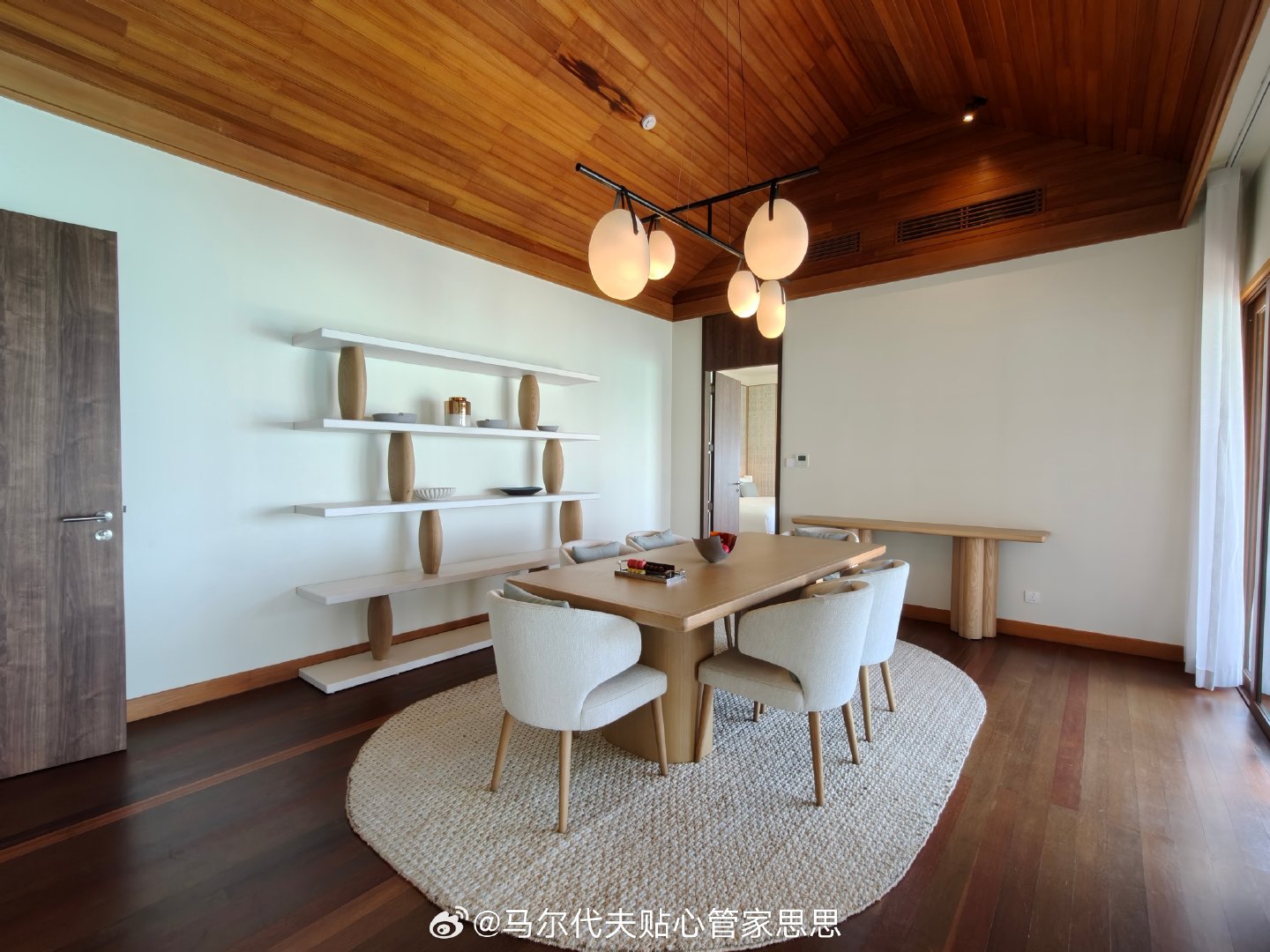 2026考察｜芙花芬

非常荣幸可以入住芙花芬的双卧水屋Two Bedroom Ocean Pavilion with Pool[期待]
这个林志颖同款房型，开门​入住便得哇声一片[不愧是你]

#马尔代夫旅行##马尔代夫##酒店推荐##海岛游##旅行##旅游攻略##旅游促销##旅游# ​