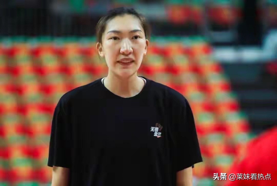 10月27日下午中国女篮！传来3大名将，韩旭、李梦、张子宇新消息。

10月27日三条中国女篮核心动态集中释放，刚好卡在新奥运周期的关键节点，指向性非常清晰。

我们看到韩旭刚拿下本届亚洲杯决赛MVP，场均22.3分11.5篮板的数据把内线统治力拉满。赛后她也公开回应了此前“养老”的外界质疑，明确表