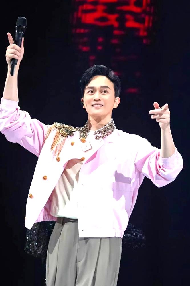 张智霖在镜头前疯狂吐槽袁咏仪，一口气数落她嗓门大、脾气急、还爱翻旧账，最绝的是老婆压根不觉得自己有错。可记者刚问一句吵架谁先低头，他立刻扯着嗓子大喊：是我！甚至委屈巴巴补一句“这问题太伤人了”
 

两口子风风雨雨过了快三十年，日常全是一地鸡毛的拌嘴，袁咏仪转头就能怼他“年纪大耳背正好听不见”。现实