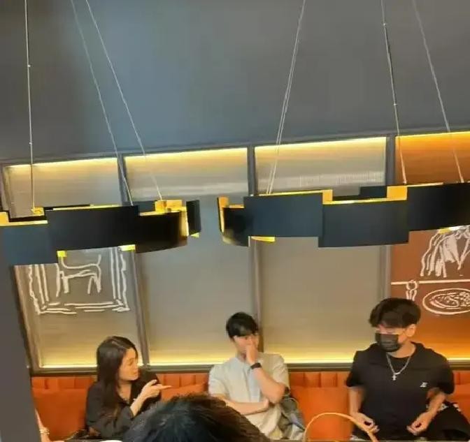 大半夜刚唱完启德演唱会，谢霆锋连妆都没怎么卸，转头就钻进尖沙咀一家泰菜馆见俩儿子

大儿子Lucas一身黑西装配破洞裤，个头蹿得比爹还猛，见弟弟Quintus低头划拉手机，抬手就给按了下去，示意他老实听老爸念叨

桌上的谢霆锋赶着去下一场，临走前特意弓下身子，把脑门挨个顶在两个少年的额头上，动作利落