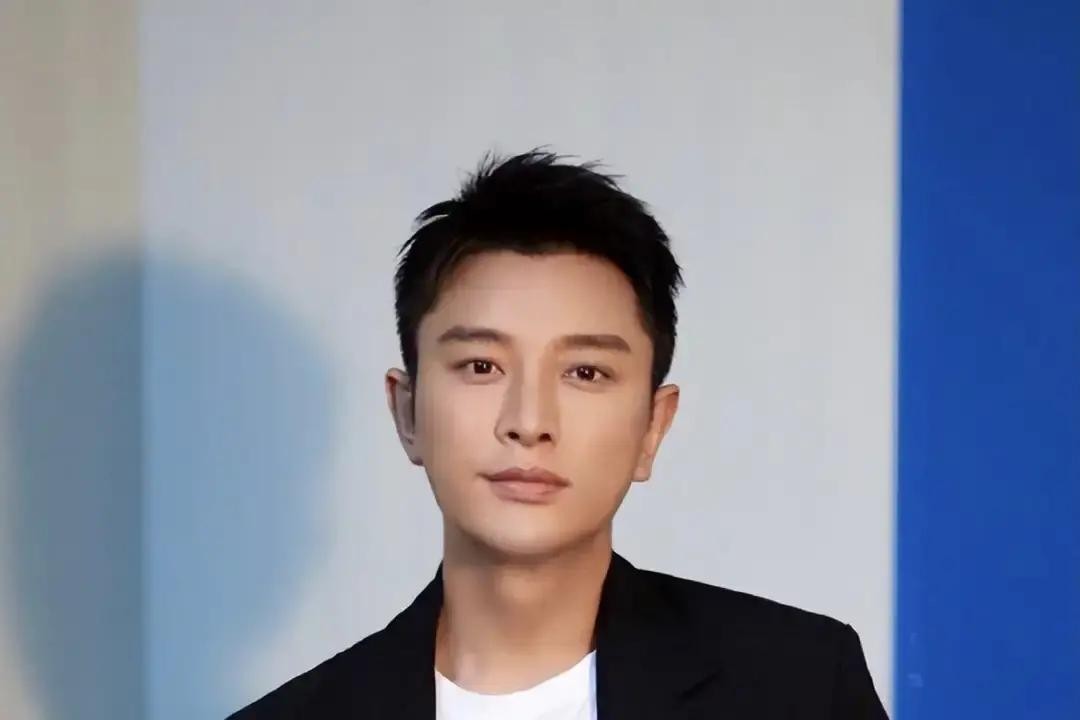 把当年演戏没用上的劲儿，全使在带货直播间里了，贾乃亮这波操作真是让人大开眼界

在镜头前扯着嗓子喊、表情夸张地砍价，明眼人一看全是排练好的剧本。如果只是单纯演戏带货倒也罢了，偏偏为了那点平台流量，连最后的体面都不要了

前阵子直播间里特意找了个模特试衣服，打眼一看跟前妻像了个七八成，甚至连绿帽子这种
