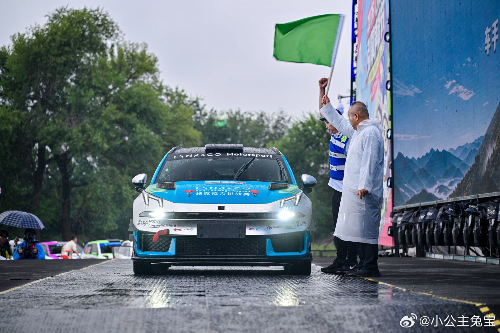 390kW/765N·m的混动旅行车，领克07GT在拉力赛段全力输出

一台旅行车，带着390kW系统最大功率和765N·m最大扭矩去跑拉力赛段，放在十年前像是一句玩笑话。8月28日至30日，2026 CRC怀柔首站，领克07GT让这句话变成现实。领克07GT拉力学院赛车与量产车共享同一套EM-P智能电混动力总成，390kW与765N·m不是 ​