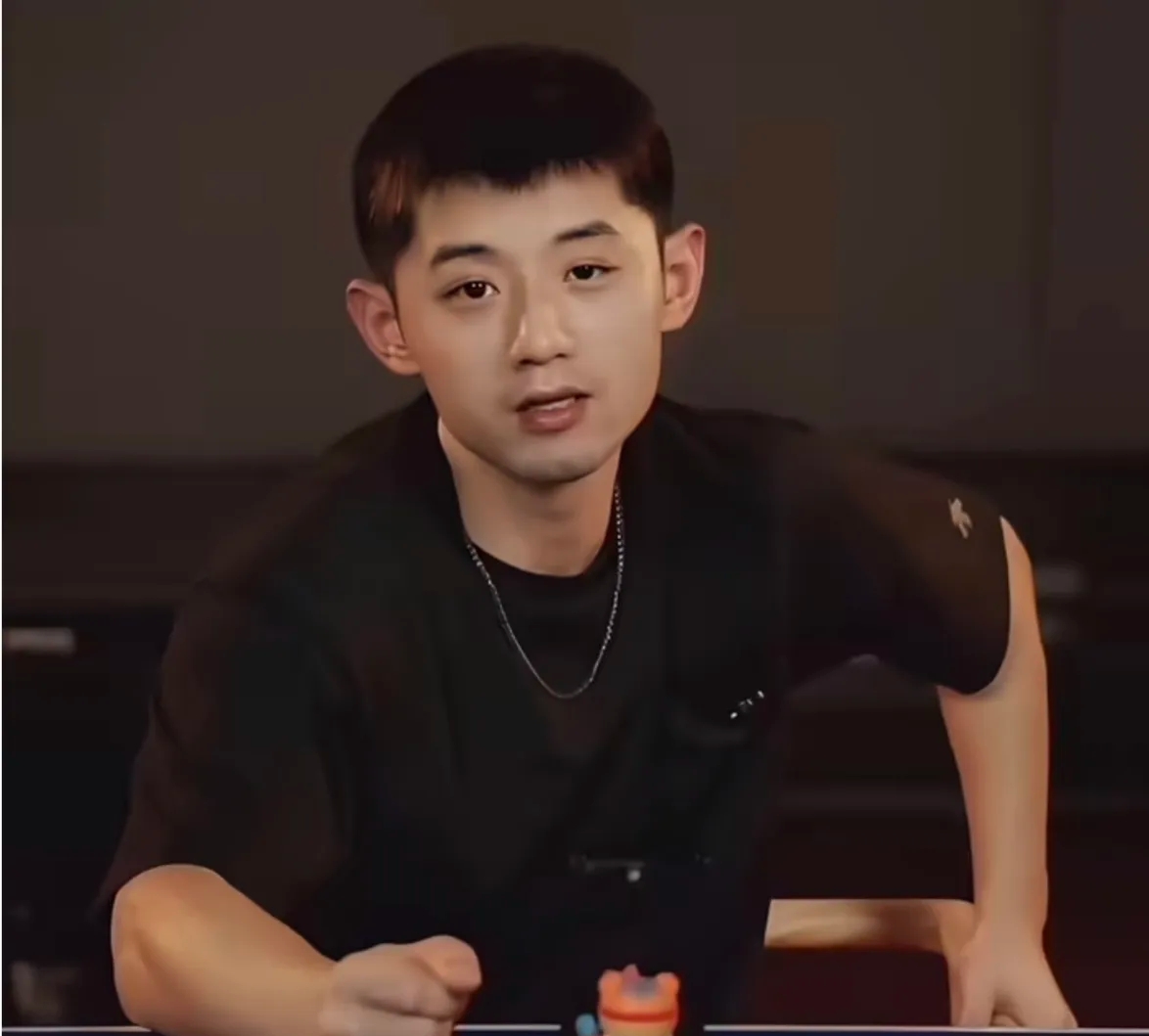 张继科低价授课！助力乒乓球基层普及
 
张继科的乒乓球教学引发热议，一个半小时课程仅收25元。张继科本人也出面回应，称初衷就是推广乒乓球运动，降低入门门槛，让普通家庭的孩子，也能接触专业乒乓指导。
 
放下世界冠军的光环，沉下心深耕基层体育普及，这份出发点值得肯定。体育推广就需要更多这样的人，让普通