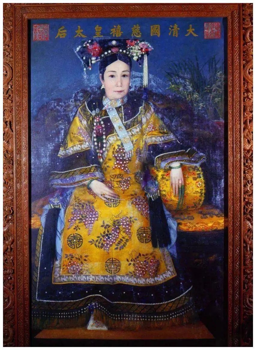 大清“裱糊匠”的独白

我生于道光十五年，北京西四牌楼劈柴胡同。彼时的清王朝，还是一片歌舞升平的天朝上国迷梦，没人知道，再过五年，远在南方的珠江口，战火即将点燃——远渡重洋的英国人将用坚船利炮轰开这个古老帝国的大门；更没有人想到，“千年未有之大变局”的时代浪潮，即将席巻华夏大地，而我，将成为引领这个