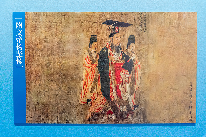 隋文帝杨坚被其子杨广谋害的可能性其实很小。杨广当时已居东宫太子之位，顺利继承大统早成定局，根本无需冒天下之大不韪，背负弑父的千古骂名。至于后世流传的他弑父杀兄、欺妹霸母的说法，多半是后续王朝为了彰显自身正统，刻意抹黑隋炀帝的结果。早前翻看《隋书》时我特意留意过这段记载，杨坚在仁寿宫卧病时，身边除了杨