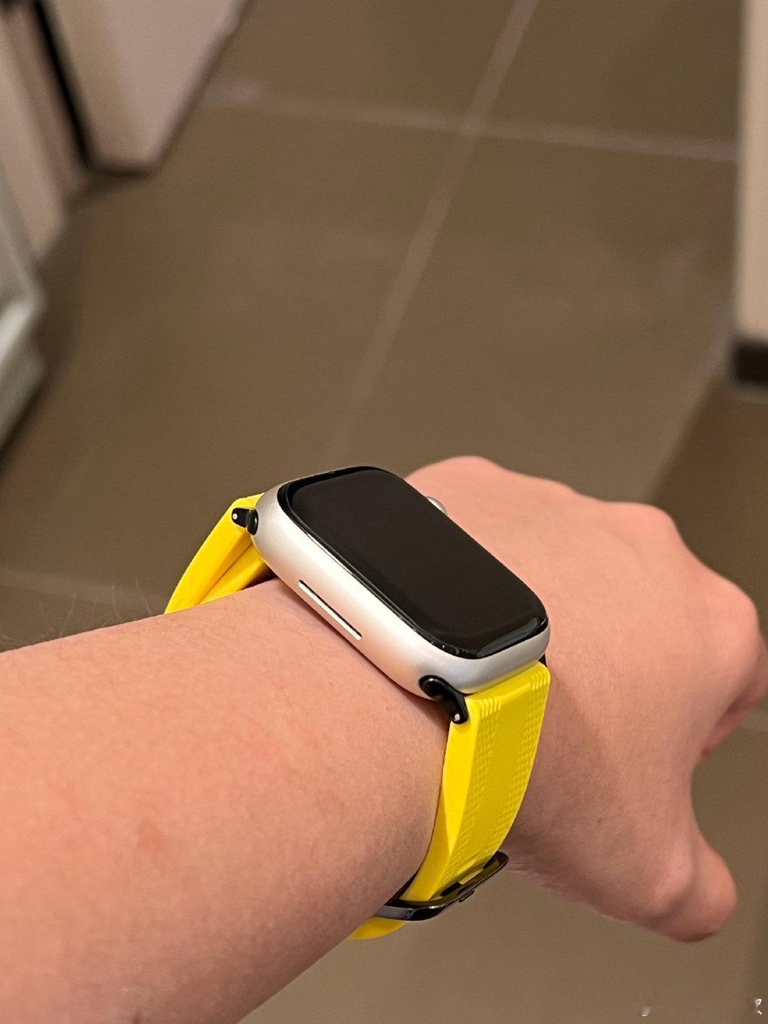 你们都用在苹果S12了，我还在服役S8！😁
#applewatch##数码# ​