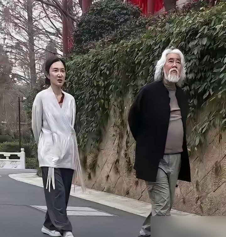 张纪中瘫在迪士尼长椅上刷手机，白胡子乱糟糟，肚子堆成两圈。旁边杜星霖低头玩自己的，中间空得能再坐个人。
网友炸了：这哪像两口子，像爷爷带孙女逛公园。
更狠的是，杜星霖直播放话，孩子“越生越聪明”，张纪中在旁边嘿嘿笑。七十多了，第四个还没落地，第五个已经在嘴上。
她说顺其自然，不刻意备孕。可镜头