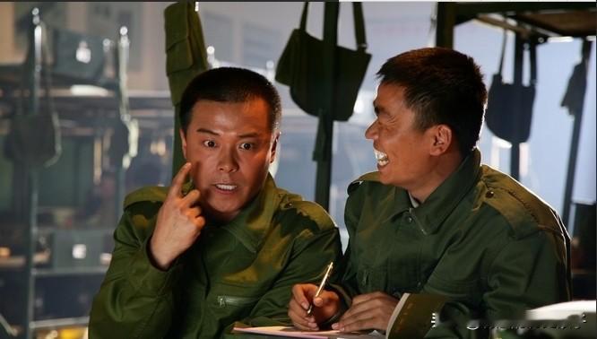 《士兵突击》珍贵剧照 照片中是新兵连时期的成才（陈思诚饰演）和许三多（王宝强饰演），二人性格完全不同，成才机灵活泛，许三多木讷实在，是全剧最有看点的一组对照人物。士兵突击 王宝强