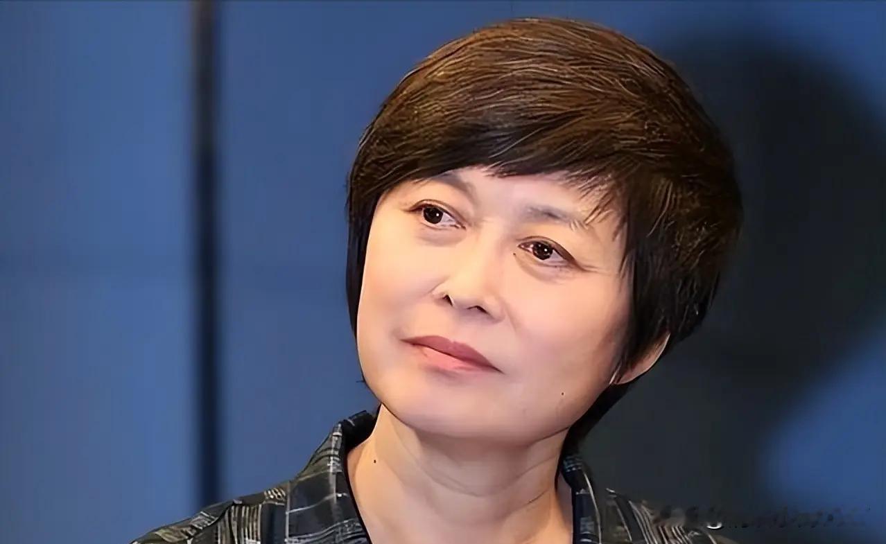 倪萍没想到!敬一丹去世后，在英国的杨澜竟因为一个举动口碑暴涨

敬一丹走的那天是2026年9月13日，凌晨五点，北京。她女儿王尔晴早上七点多在公众号发了讣告。说妈妈六月在哈尔滨突发急性脑出血，转回北京治了快三个月，从夏至到白露，没能挺过来。

倪萍当时在阿勒泰拍东西。早上八点刚化好妆，旁边人知道了消