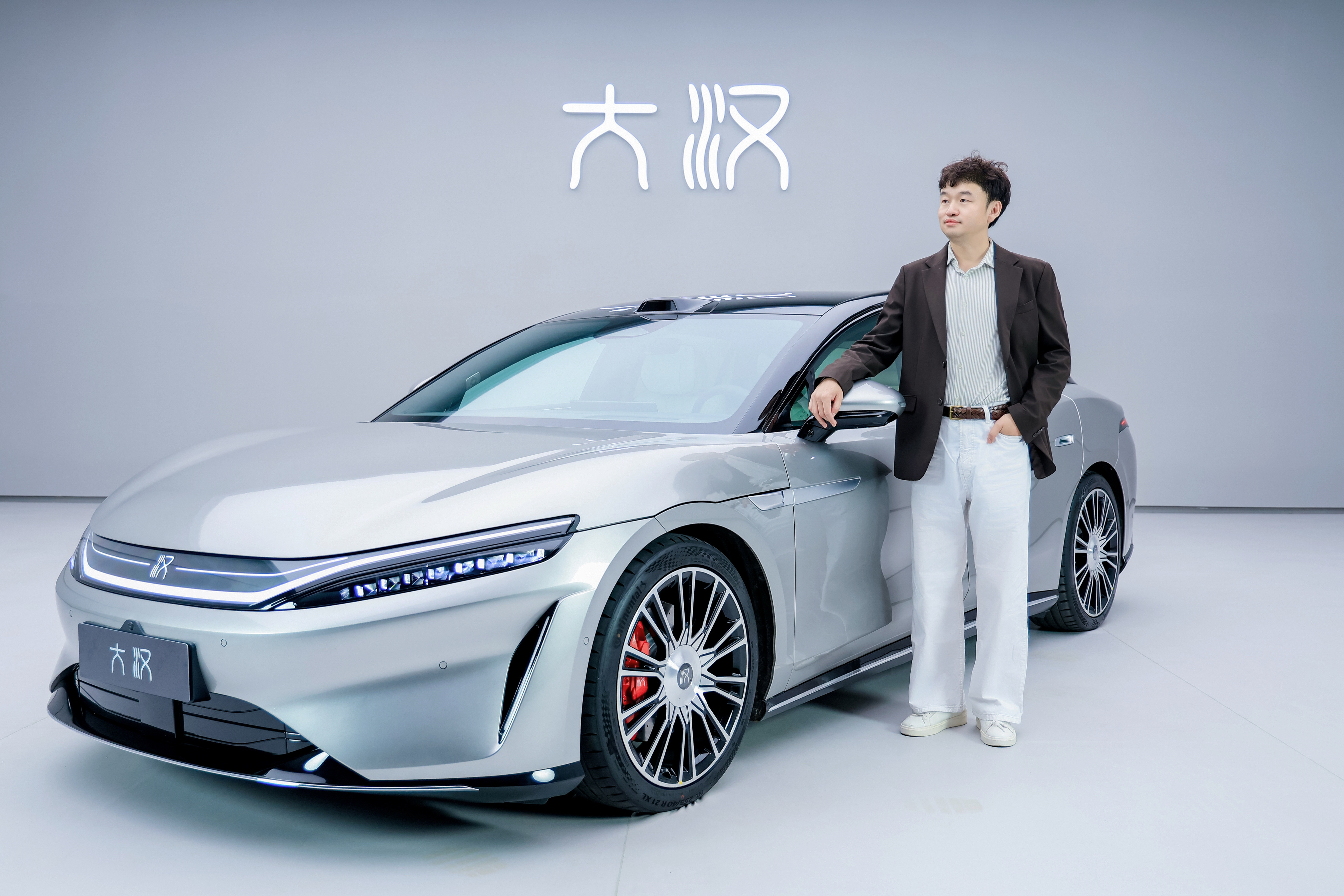 比亚迪大汉，这条视频拍得很临时。那天本来在北京拍宝马，拍完就要赶高铁。听说大汉就在附近，我把高铁改签了，赶过来拍它。

所以它也算一台宝马：中国的“汉血宝马”——比亚迪大汉。

我和汉还有一段缘分。2020年买第一辆纯电动车，我只看NEDC续航超过600公里的车，最后在Model 3、小鹏P7和比亚迪汉 ​